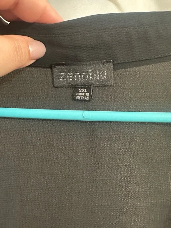 Sleeveless Button-Front Blouse - Picture 3 of 5